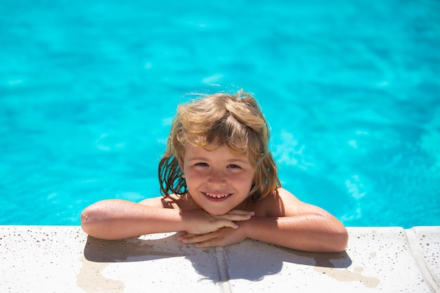 Kid Boy im Schwimmbad entspannen Kinder spielen im tropischen Resort Familienurlaub am Strand