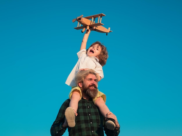 Kid boy piloto niño hijo y papá con avión