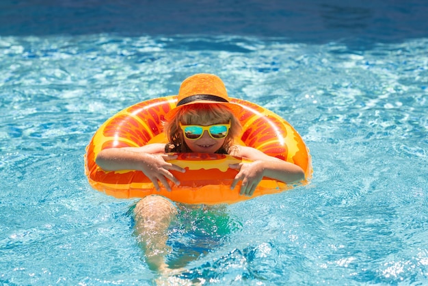 Kid boy relajándose en la piscina niño nadando en agua piscina verano niños actividad deportes acuáticos verano vacati