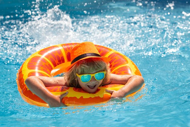 Kid boy relajándose en la piscina niño nadando en agua piscina verano niños actividad deportes acuáticos verano vacati