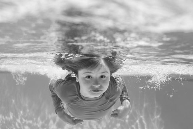 Kid Boy Schwimmen unter Wasser im Meer Kid Schwimmen im Pool unter Wasser Aktives Kind schwimmen spielen und tauchen Kinder Wassersport