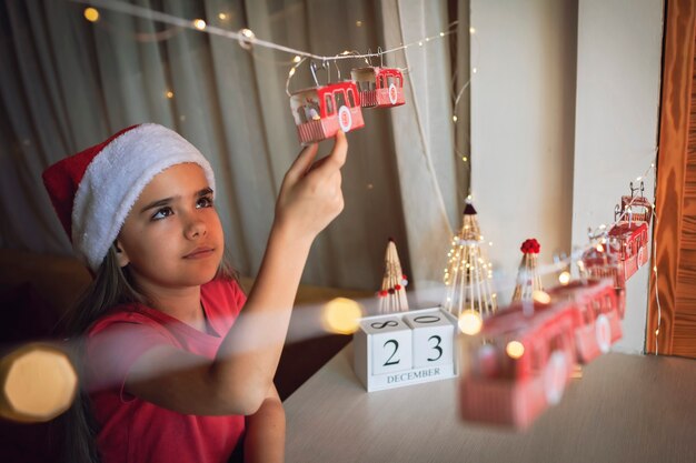 Kid by original estação de esqui do calendário do advento feito com rolos de papel higiênico feriado mágico de natal