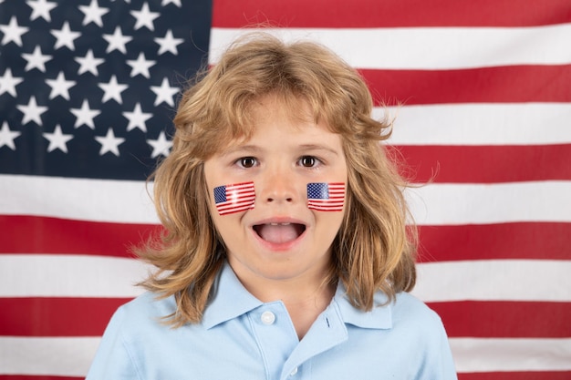 Kid celebración día de la independencia th de julio estados unidos de américa concepto niño con fla americana