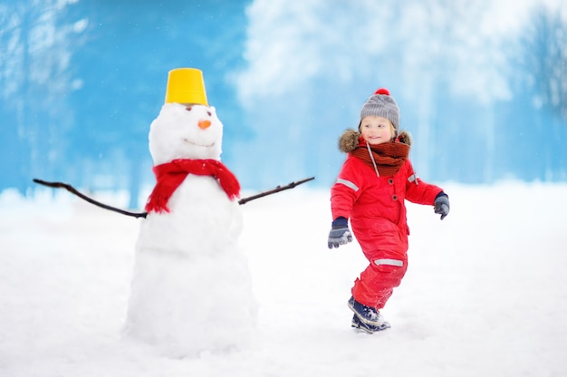 Kid durante passeio em um parque de inverno nevado