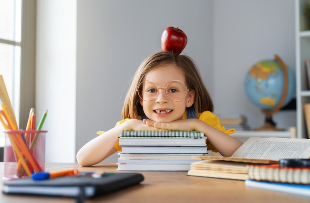 Kid está aprendiendo en clase