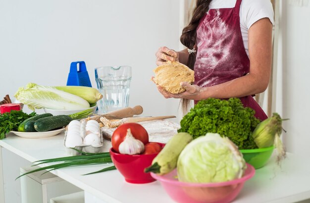 Kid haciendo masa para hornear alimentos saludables