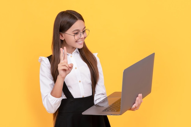 Kid in Gläsern Teenager-Mädchen verwenden Laptop für die Kommunikation moderne Bildung zurück zur Schule