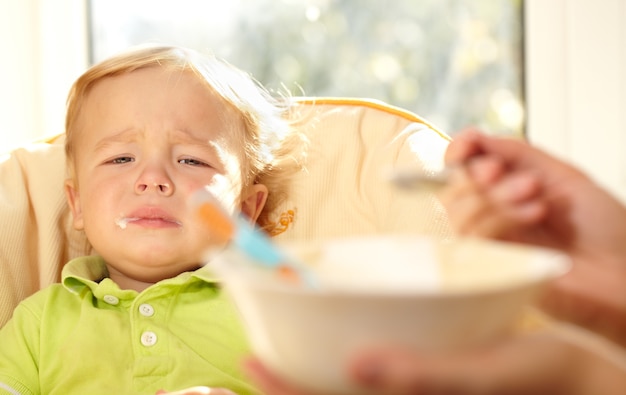 Kid ist über Brei sehr enttäuscht.