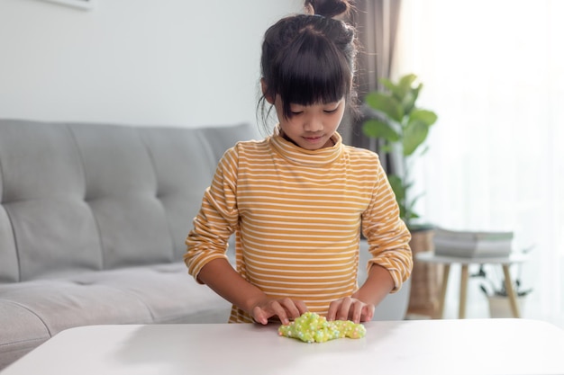 Kid jugar con handgum Slime en manos de niños