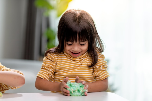 Kid jugar con handgum Slime en manos de niños