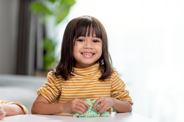 Kid jugar con handgum Slime en manos de niños