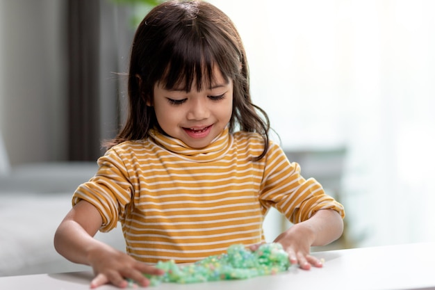 Kid jugar con handgum Slime en manos de niños