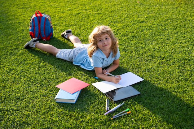 Kid leer libro escuela infantil y educación al aire libre naturaleza y parque aprendizaje temprano verano al aire libre