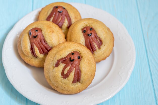 Kid lustiges Essen. Maisbrot-Muffins mit Wurstkrake