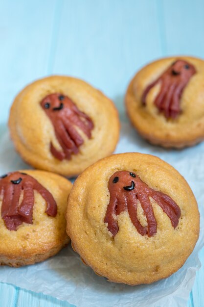 Kid lustiges Essen. Maisbrot-Muffins mit Wurstkrake