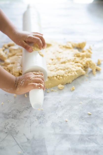 Kid mano jugando con masa para galletas