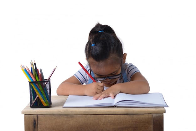 Kid niña dibujando con lápices de colores