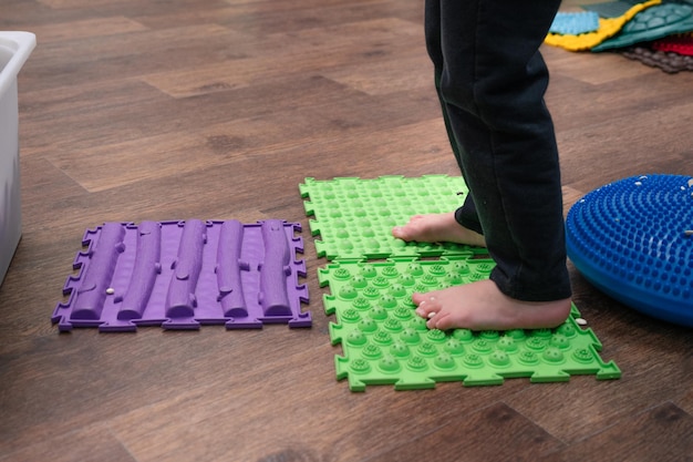 Kid on Sensory Mat Massage durante a sessão de integração sensorial