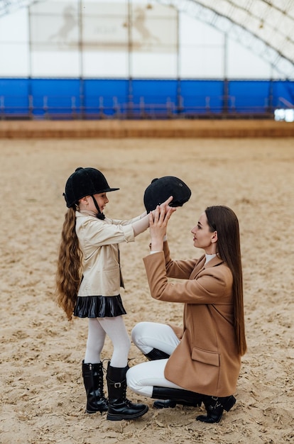 Kid Outdoor Fun Activity Konzept Kleines junges Mädchen trägt einen Helm auf der Pferdelandschaft