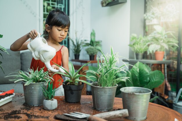 Kid plantar y jardinería en casa