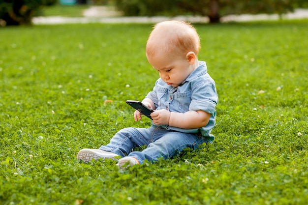 Kid schaut auf das Telefon