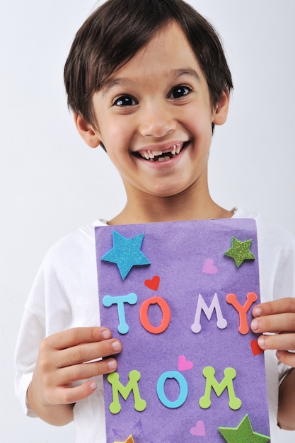 Kid segurando mensagem para adorável mãe