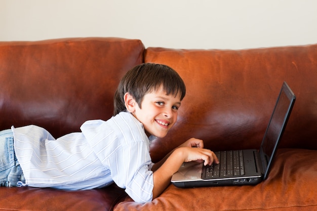 Kid usando seu laptop