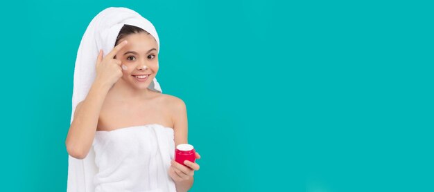 Kid use crema facial tween girl hold mascarilla para el cabello niño con crema para la piel hábito diario Cosméticos y