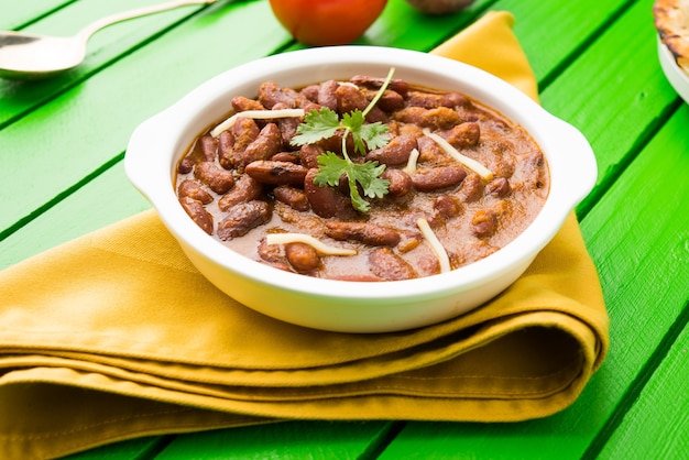 Kidneybohnen-Curry oder Rajma-Reis oder Rajmah Chawal und Roti, typisch nordindisches Hauptgericht, selektiver Fokus