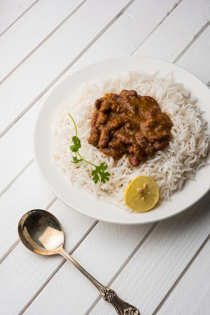 Kidneybohnen-Curry oder Rajma-Reis oder Rajmah Chawal und Roti, typisch nordindisches Hauptgericht, selektiver Fokus
