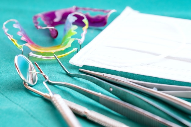 Kieferorthopädische vorrichtung und zahnmedizinische werkzeuge der zahnmedizinischen halterung