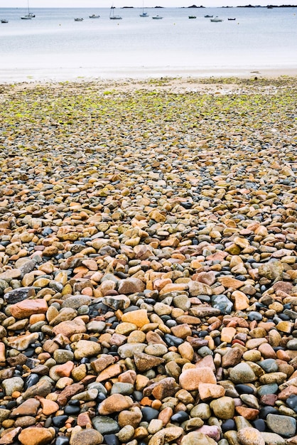 Kies- und Geröllstrand aus Granit