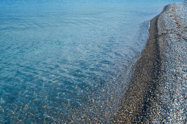 Kiesel Schwarzmeerküste. Strand mit klarem Wasser.