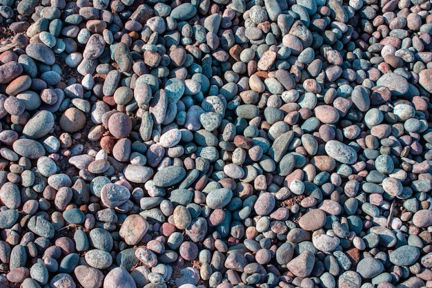 Kieselsteine am Meer Ein Kieselstrand Felsige Küste