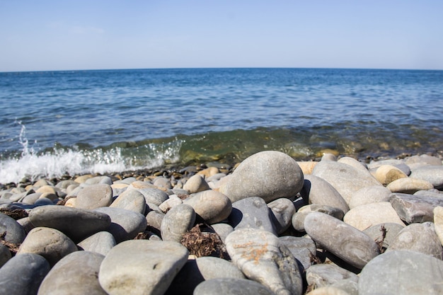 Kieselsteine am Meer. Seidige Meereswellen