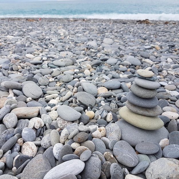 Foto kieselsteine am strand gegen den himmel