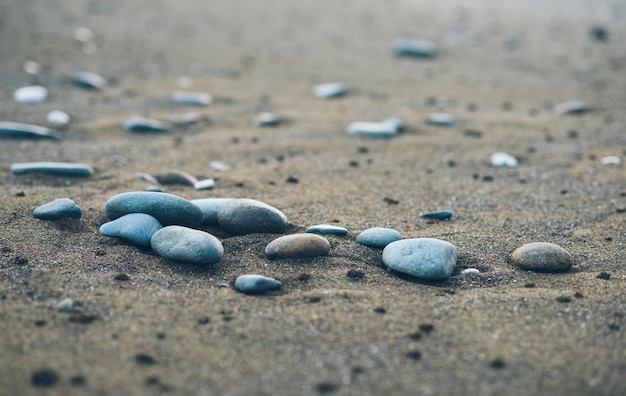 Kieselsteine im Sand am Meer