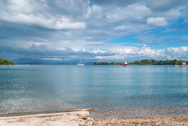 Kieselstrand der Mittelmeerbucht gegen die Insel Korfu