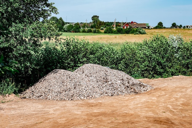 Kieshaufen auf Sandweg.