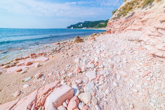 Kiesstrand bunte Bucht in Conero Naturpark dramatische Küste Landzunge Felsen Klippe Adria Tourismus Reiseziel Italien türkis transparentes Wasser