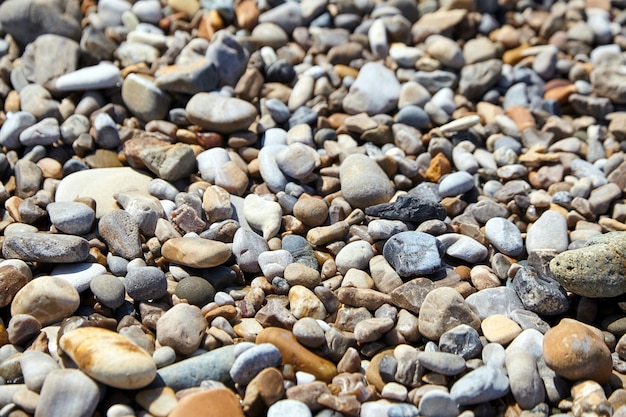 Kiesstrand. Mehrfarbige Steine am Ozeanufer