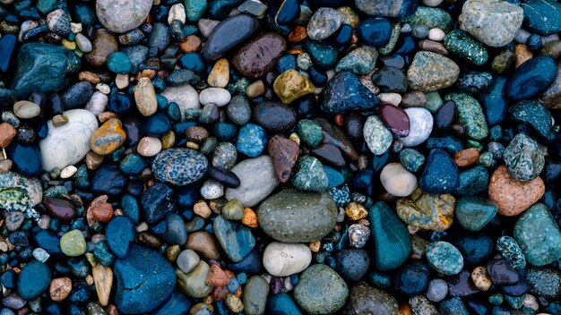 Kiesstrand natürlicher Hintergrund Kopierraum