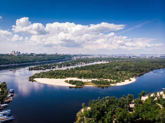 Kiev bonito. Rio e natureza dentro da cidade