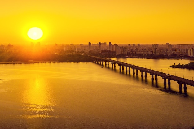 Kiev de manhã Paton Bridge Sunrise sobre a margem esquerda do rio Dnieper