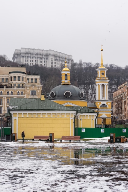 Kiev detras del río Dnieper