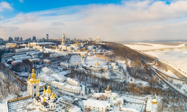 Kiev Pechersk Lavra en invierno. Kiev. Ucrania