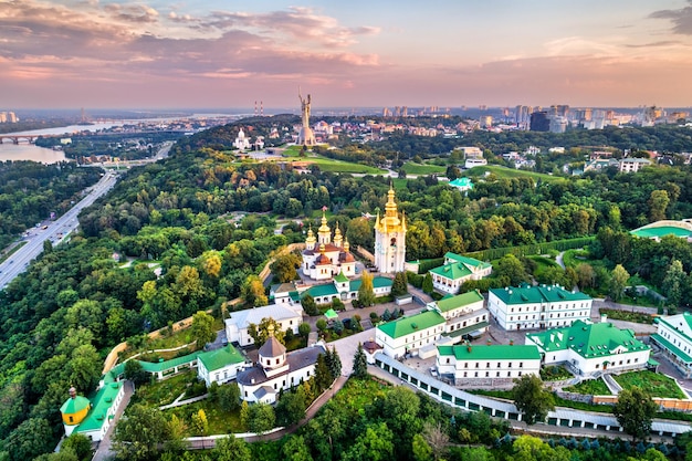 Kiev pechersk lavra y el monumento de la patria en kiev, ucrania