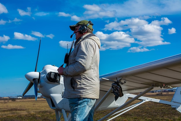 Kiev, Ucrânia, 04 de abril de 2021 - Aeródromo Chaika, um operador com um avião não tripulado na pista. Um homem está pilotando uma aeronave não tripulada projetada para uso na indústria agrícola.