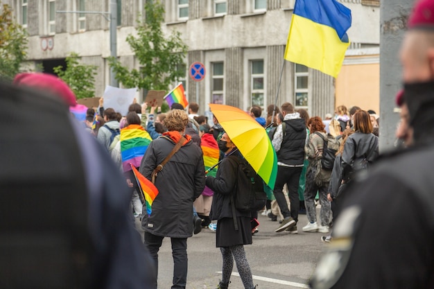 Foto kiev, ucrânia - 09.19.2021: comunidade lgbtq na parada do orgulho lgbt. a polícia está vigiando os participantes da marcha.