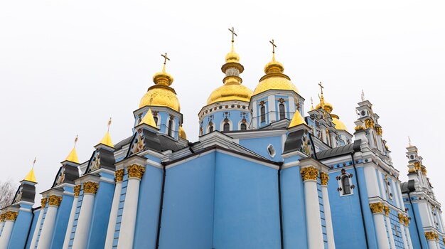 Kiev, ucrânia - 15 de novembro de 2019: vista do mosteiro de cúpula dourada de são miguel em kiev